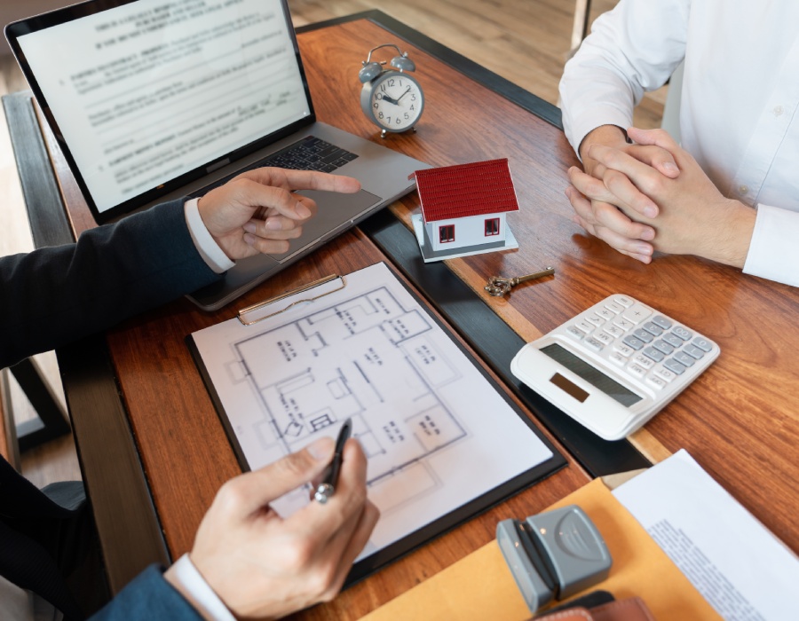 Simulation de prix pour une estimation gratuite de bien immobilier, contrat de vente et calcul du montant.