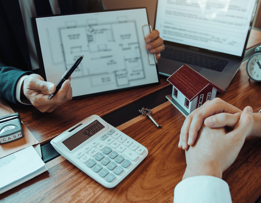 Estimation et conseil immobilier – AC IMMO Conseiller immobilier présentant un plan et évaluant un projet de vente ou d’achat
